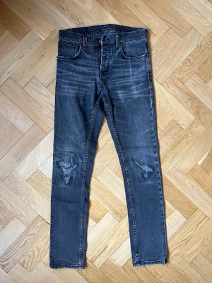 Nudie Jeans - Svart gråa Nudie Jeans. W32 L34. Modellen: Grim Tim. Kom privat för fler frågor!