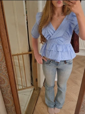 H&M blus 💓 - Jättefin blus ifrån H&M💓🙌🏽 Strl M men sitter som s,xs ( är själv s,xs i strl). Har inte kommit till användning, använd 1-2 gånger annars helt ny. Pris går att diskuteras.
