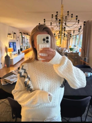 Söt stickad tröja volanger - Så söt! Från Kappahl, största storleken, sitter bra på mig med s och 165cm. Bilder tagna från min egna vinted