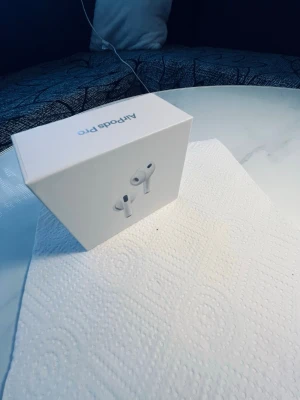 Apple AirPods Pro 3 trådlösa hörlurar - Säljer ett par Apple AirPods Pro med laddningsetui. De är vita, har en stilren och kompakt design och levereras i originalförpackning. Perfekta för dig som vill ha brusreducering och grymt ljud i ett smidigt format.