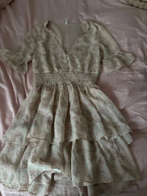 sommar klänning  - rosa/beige blommig sommar klänning