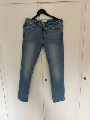 Ljusblå slim fit jeans från Jack & Jones - Säljer dessa riktigt schyssta jeans från Jack and Jones, storlek W31 L32 i slim fit. Pris ej hugget i sten, bara att höra av dig vid frågor. Dom är aldrig använda, lappen finns kvar i jeansen. Nypris:900 Mitt pris:400 