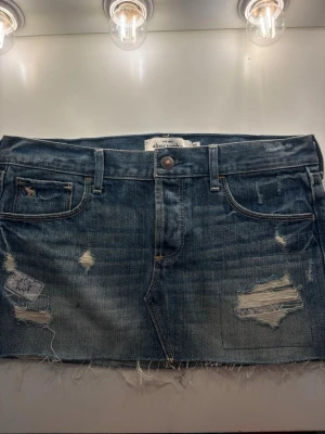 Abercrombie & fitch jeanskjol - Säljer denna jätte snygga jeanskjolen från abercrombie & fitch!  Priset går alltid att diskutera och kjolen finns kvar tills den är markerad såld. 💓 Midjemått rakt över: 39cm Längd på sidan: 27cm
