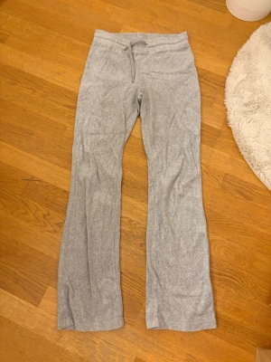 Grå mjukisbyxor med utsvängda ben - Mysiga grå mjukisbyxor med utsvängda ben och dragsko i midjan. Tillverkade i ett mjukt och stretchigt material som passar perfekt för chill dagar hemma eller när du vill vara hemma