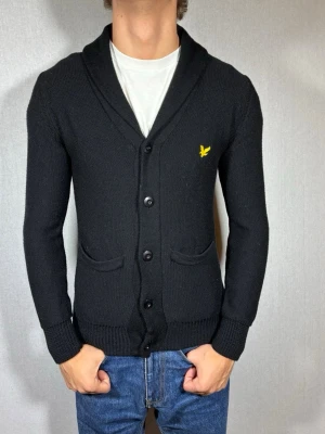 Lyle & Scott merinoull kofta XS - Hej och välkommen till byTorén. Detta är en kofta från Lyle & Scott i storlek S men sitter som XS. Materialet är merinoull. Modell på bild är ca 182, 67kg. Plagget är i bra skick utan några defekter. Tveka inte på att höra av dig, även om det skulle vara minsta lilla;)