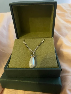 PEARL TEAR NECKLACE - Säljer mitt fina halsband från Maria Nilsdotter. Använt fåtal gånger. Kedjelängd 50. Nypris 2595. Möter gärna upp i Stockholm eller fraktar⭐️⭐️⭐️ 