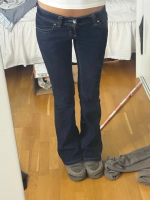Mörkblå bootcut jeans - Snygga mörkblå bootcut jeans med låg midja. Köpta för 1000kr säljer för 600kr men kan diskutera pris! Storlek 24