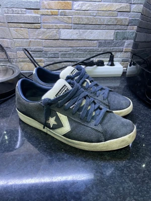 Blå Converse CONS sneakers i mocka - Snygga blå Converse CONS sneakers i mocka med vit sula och klassisk stjärnlogga på sidan. Skorna har blå snören och detaljer i vitt på plösen och hälen. Perfekta för dig som gillar en retro och sportig stil.