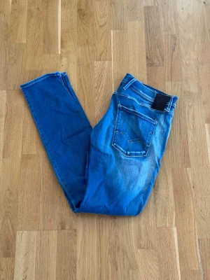 Replay Anbass - Säljer ett par riktigt snygga Replay Anbass. Storleken på jeansen är W33, L34. Passar S/M/L. Perfekta till vardagslooken och passar till det mesta. Säljs för 399kr pga att jag inte får användning av dem och nypris är 1500-1800kr!☺️