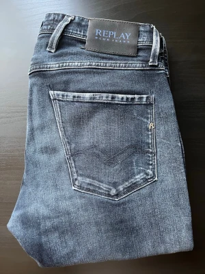 Replay anbass blå - Snygga blå jeans från Replay i väldigt skönt material och inga defekter. Priset är inte hugget i sten och skicka frågor om ni har!