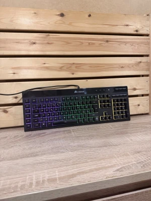 Corsair K55 RGB Gaming tangentbord - Corsair K55 RGB i gott skick. Fullstort tangentbord med RGB-belysning, dedikerade makroknappar (G1–G6), medieknappar och numeriskt tangentbord. Fungerar som det ska och passar både gaming och vanligt datoranvändande.