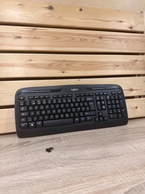 Logitech K330 Trådlöst Tangentbord - Logitech K330 wireless keyboard i svart med fullstora tangenter och numerisk del. Har flera snabbknappar upptill och låg profil som gör det skönt att skriva på.  I nyskick. Medföljer unifying receiver och batteri.
