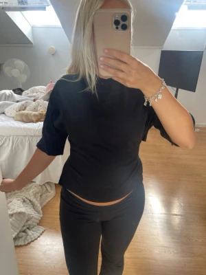 Svart topp med knyte - Svart topp med knyte i bak från Nelly | storlek xxs, jag är 154 lång | bra skick, knappt använd💕