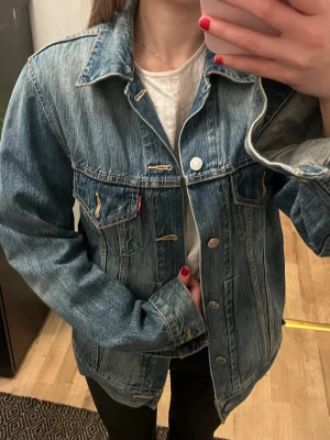Levis jeansjacka -  Blå rak jeansjacka från Levis💞Skriv vid frågor