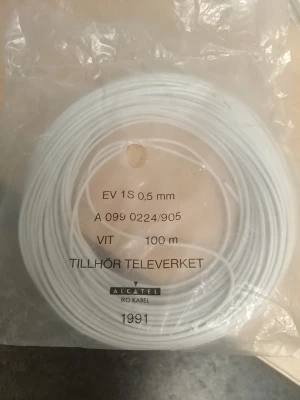 Vit telekabel 100 meter 0,5 mm - Säljer en vit telekabel från Alcatel, 100 meter lång och 0,5 mm tjock. Kabeln är enkelledare och levereras i originalförpackning från 1991. Perfekt för dig som behöver extra kabel till teleinstallationer eller hobbyprojekt.