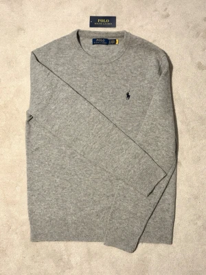 Ralph Lauren Kashmir Tröja  - Säljer en riktigt fin kashmir tröja från Ralph Lauren. Helt ny, endast testad på ! Storlek S. Nypris på denna ligger runt 3000, säljs för 899 Vid köp ingår kvitto och tags. Vid minsta fundering är det bara att höra av sig. 