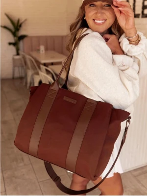 Poppy & Peonies Daily tote espresso - Stilren väska i mörkbrunt tyg med matchande bruna detaljer och långa handtag. Väskan har även en justerbar axelrem för extra flexibilitet. Perfekt storlek för att få plats med allt du behöver under dagen. Enkel och trendig design som passar till många outfits. Perfekt för skola såsom gymnasiet, universiteten eller högskolan. Väskan har många innerfack, ett datorfack och även ett ställe att sätta din mugg på! Ny med prislapp!