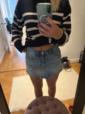Jeanskjol Zara - En sliten snygg jeans kjol från Zara! Köpt för något årsedan men bra kvalité! 