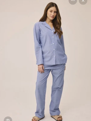 Blårandig 2-del pyjamas  - Matchande pyjamas och byxor pyjamas från Magasin du Nord💙 tillverkad i bomull. Bra skick. Ingår både skjortan och byxor! Tröja i XS, byxor i S. 1.a bilden är från samma märke men en annan modell (på bild Noor 3G, min Noor 4G)