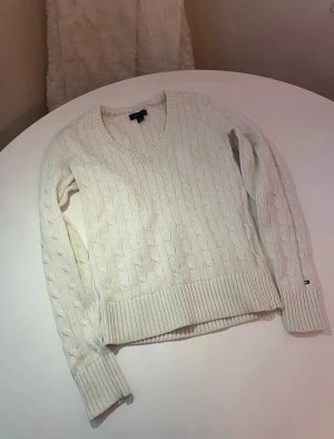 Tommy Hilfiger Women’s Cable Knit Sweater (XXS–XS) - Tommy Hilfiger women's cable-knit sweater, size S but with a small fit. Like new. Best suited for size XXS. 100% cotton. Measurements: shoulder to hem 52 cm, armpit to armpit 36 ​​cm, shoulder to cuff 55 cm. Could also fit a child wearing size 158/164. ✨Also listed on Bought, Tise & Vinted @1233_user