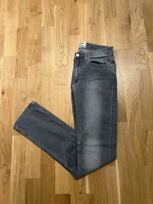 Acne Studios Jeans - Storlek 30/34 - Acne Studios jeans för män till salu.  Plagget är nyskick inga skador/slitage.  Storlek Waist 30 / Lenght 34.  Hör av dig vid intresse/frågor. PRIS KAN DISKUTERAS!