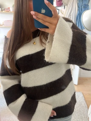 Stickad tröja - Säljer en randig stickad tröja då den inte har kommit till användning!!🤗🤗 Tröjan är i S och är nästan helt oanvänd!!💕