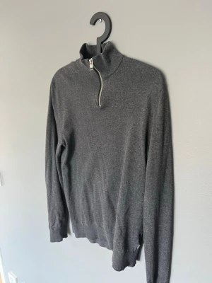 Grå quarter zip - Säljer denna gråa quarter zip från Jack and Jones! Tröjan är i storlek XS