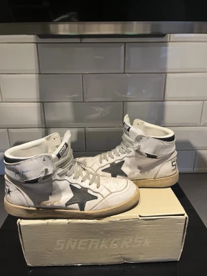 Golden Goose high  - Tjena säljer mina Golden goose high i storlek 43 men passar även 44. Allt og ingår. Frågor så är det bara att ställa. Pris kan diskuteras vid snabb affär 