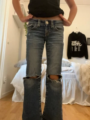 Blå bootcut jeans  - Säljer ett par blå lågmidjade bootcut jeans från Gina tricot strl 140 . Skicka gärna prisförslag 💕