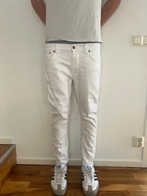Nudie Lean Dean Jeans Vita - Säljer just nu dessa feta Nudie Jeans🙌🏻Storlek: 30/33. Längd= 95 | Midja= 40 cm | Modell: Lean Dean | Skriv för fler frågor eller funderingar!Modellen är 190 cm och väger 75 kg! Deffelt: Båda fickorna är trasiga. 