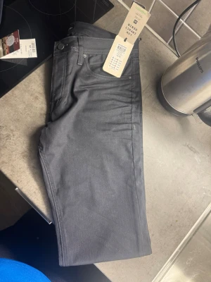Svarta jeans från Jack & Jones - Snygga svarta jeans från Jack & Jones med klassisk femficksmodell och raka ben. Jeansen är tillverkade i ett stretchigt denimtyg som ger skön passform. Perfekta för dig som gillar en stilren och enkel look.