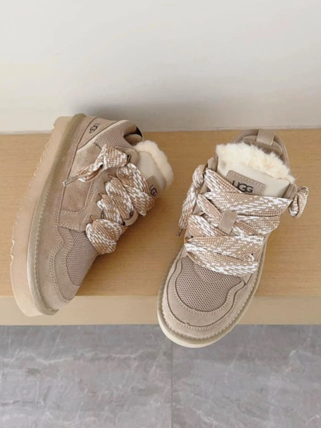 Beige sneakers från UGG med foder