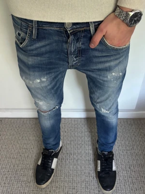 Sällsynta slim jeans slitningar Jack & Jones - Tja! Säljer dessa limiterade slim jeans från Jack & Jones | W29 L30 | Jag på bilden är 183! | Hör av er vid minsta lilla fundering🙌