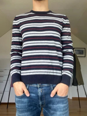 Randig tröja i marinblått och grått