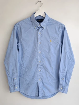 Ljusblå Ralph lauren skjorta - 🏷️ Märke: Ralph lauren 👕 Produkt: skjorta 📏 Storlek: M 📐 Passform: slim fit 🎨 Färg: ljusblå ✨ Skick: nytt skick 📌 Defekter: inga 💸 Pris: 249kr