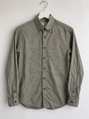 Olivgrön långärmad skjorta - 🏷️ Märke: oscar jacobson 👕 Produkt: skjorta 📏 Storlek: S 📐 Passform: slim fit 🎨 Färg: olivgrön ✨ Skick: mycket fint 📌 Defekter: behöver strykas 💸 Pris: 249kr
