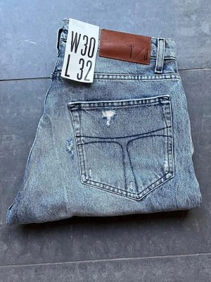 Tiger of Sweden jeans nya - Helt nya jeans ifrån tiger of Sweden med prislapparna kvar på. Storleken är w30 L32 och i modellen pistolero vilket är mer straight fit. Kvitto kan visas privat 