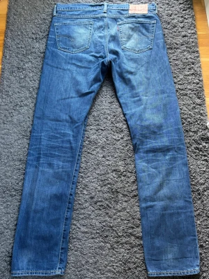 Levi's 510 Jeans - Levis 510, inga defekter! Fantastisk tvätt och fades. Modellen i bilderna är 190 cm och 80 kg och bär W34 L34. Kom med frågor!😁 (Kan gå ner i pris vid köp av paket🤩) Mått: A: 44 cm B: C: 17,5/18 cm D: 27 cm