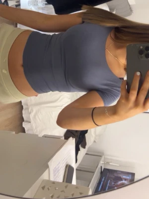 Ljusblå croppad topp från Gina Tricot - Säljer en ljusblå croppad topp från Gina Tricot i storlek XS. Toppen har korta ärmar och rund halsring. Perfekt till jeans eller kjol för en enkel och snygg look.