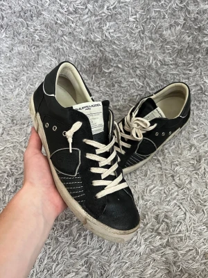 Philippe Model sneakers - SÄLJES LIVE 6/9! Säljer ett par sköna Philippe Model sneakers! | Dom är i använt men fint skick, förekommer lite heeldrag. | Storlek 40. | Ställ gärna frågor innan du köper!