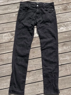 Replay Anbass Skinny Jeans – W32 L34 Svart/Grå - Säljer ett par Replay Anbass Skinny jeans.  Svart/mörkgrå tvätt i slim/skinny fit. Klassisk modell med Replay-detaljer.  Storlek: W32 L34  Skick: Bra begagnat skick. Tvättade och klara. Inga större defekter synliga.  Mått kan tas vid förfrågan.