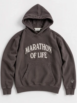 Brun grå Hoodie från Pompeii - Säljer en mörkgrå hoodie med texten 'MARATHON OF LIFE' i vitt på bröstet. Hoodien har huva, magficka och ribbade muddar vid ärmslut och nederkant. Perfekt för en avslappnad och cool stil.