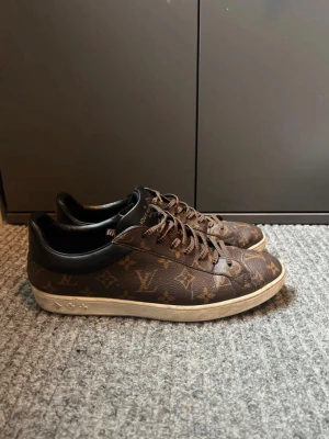 Louis Vuitton bruna - Snygga sneakers från Louis Vuitton. Storlek 42 - true to size. Stuket är som på bilderna. Pris är ej hugget. Hör av er vid frågor eller fler bilder