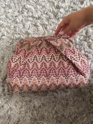 Beck Söndergaard väska - Fin väska från Beck Söndergaard som knappt har används. Nyskick förutom fläcken inuti väskan från ett läppglans som läckt, visas på sista bilden🥰