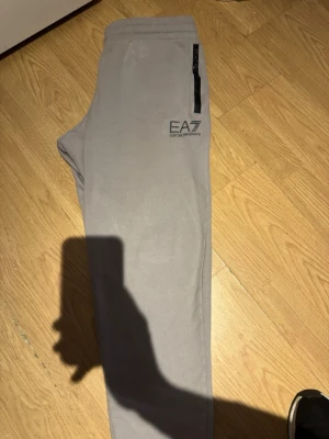 Gråa mjukisbyxor från EA7 - Snygga gråa mjukisbyxor från EA7 Emporio Armani knappt använda då det är mycket bra skick på de 