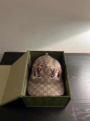 Gucci keps med tigertryck - Nyskick, inga slitningar eller märken. Låda och distans följer med! 
