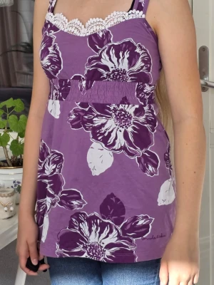 Blus - Jättefin lila blommig blus i mycket fint skick. Storlek S.