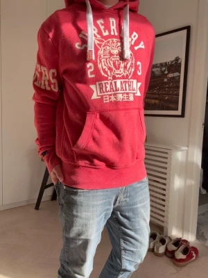 Superdry hoodie  - Sjukt fett Superdry hoodie perfekt nu när vi går mot kallare tider. Hör av er om ni har några frågor pris går att diskuteras!!