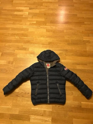 Colmar jacka xs - En Colmar jacka i fint skick bra nu när vintern kommer. Det är en 44 i storlek som motsvara cirka en xs/s. Passar nog mellan 160-175