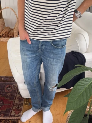 Dondup med slitningar - Modell 183cm 73kg. Sitter riktigt bra